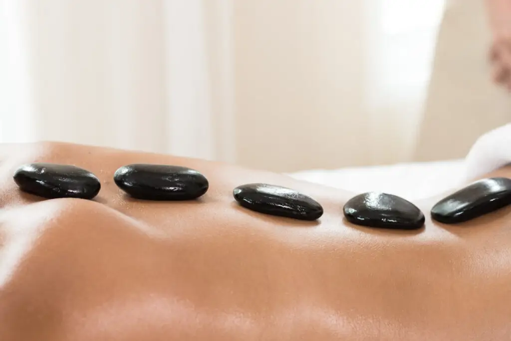 Masaż gorącymi kamieniami Warszawa – Prana Thai Spa, rozgrzane kamienie bazaltowe na ciele klientki