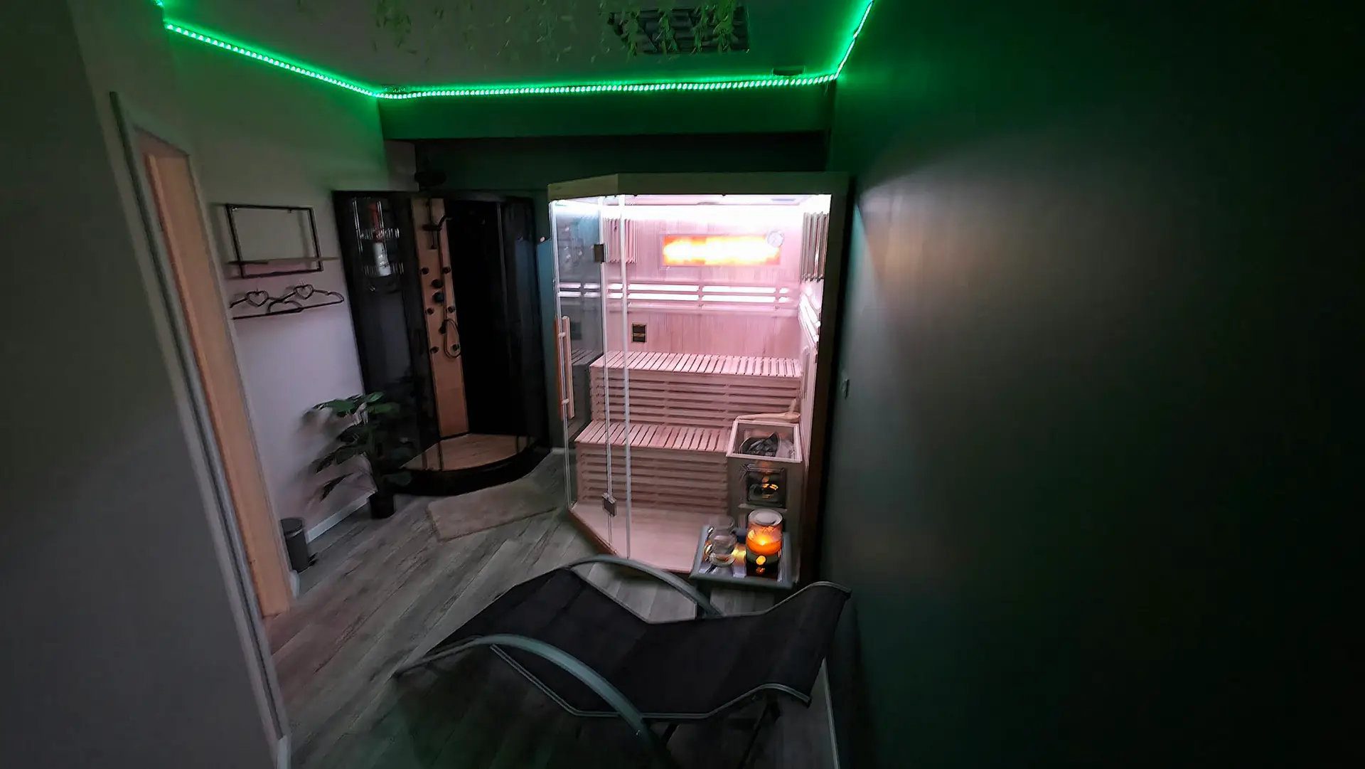 Nowoczesna strefa z sauną i prysznicem w salonie Prana Thai Spa Warszawa Ochota – relaks przed masażem. sauna przed masażem warszawa